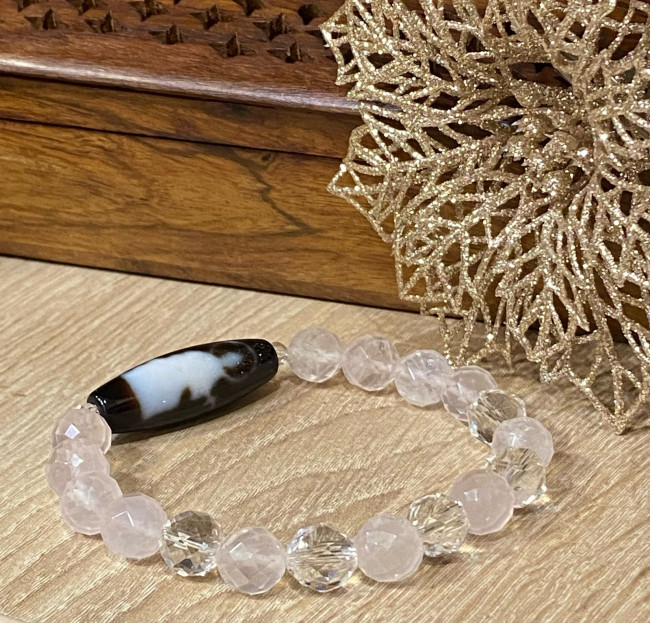 Бусина Дзи "Богиня Тара" в браслете из розового кварца и хрусталя в огранке Бусина Дзи "Богиня Тара" в браслете из розового кварца и хрусталя в огранке