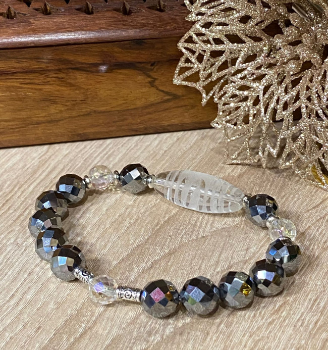 Бусина Дзи "Денежный крючок" в браслете из граненого гематита и горного хрусталя Бусина Дзи "Денежный крючок" в браслете из граненого гематита и горного хрусталя