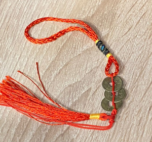 Связка из 3-х китайских монет с красной кисточкой Связка из 3-х китайских монет с красной кисточкой