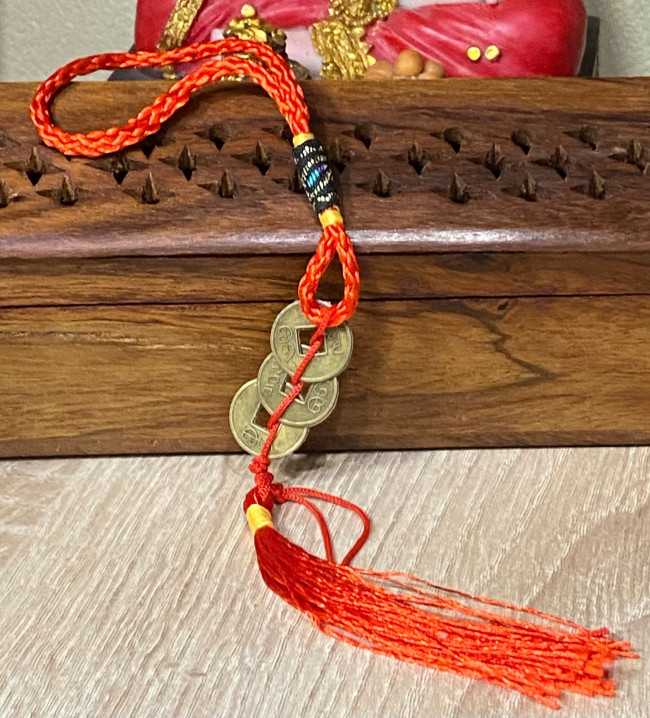 Связка из 3-х китайских монет с красной кисточкой Связка из 3-х китайских монет с красной кисточкой