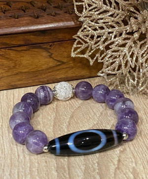 Бусина Дзи 1 глаз в браслете из аметиста и хрусталя Бусина Дзи 1 глаз в браслете из аметиста и хрусталя
