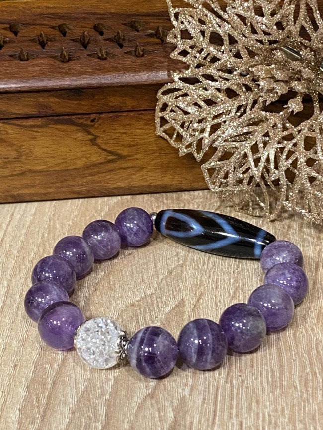 Бусина Дзи 1 глаз в браслете из аметиста и хрусталя