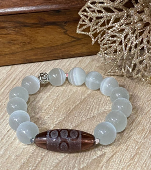 Бусина Дзи "5 глаз с молнией" в браслете из кошачьего глаза