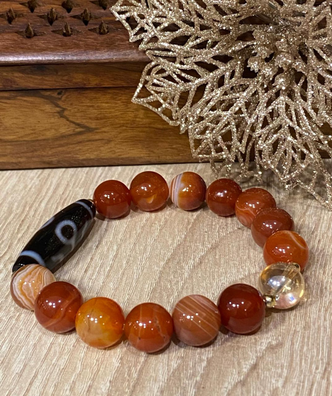Бусина Дзи " Аристократ" в браслете из агата и цитрина