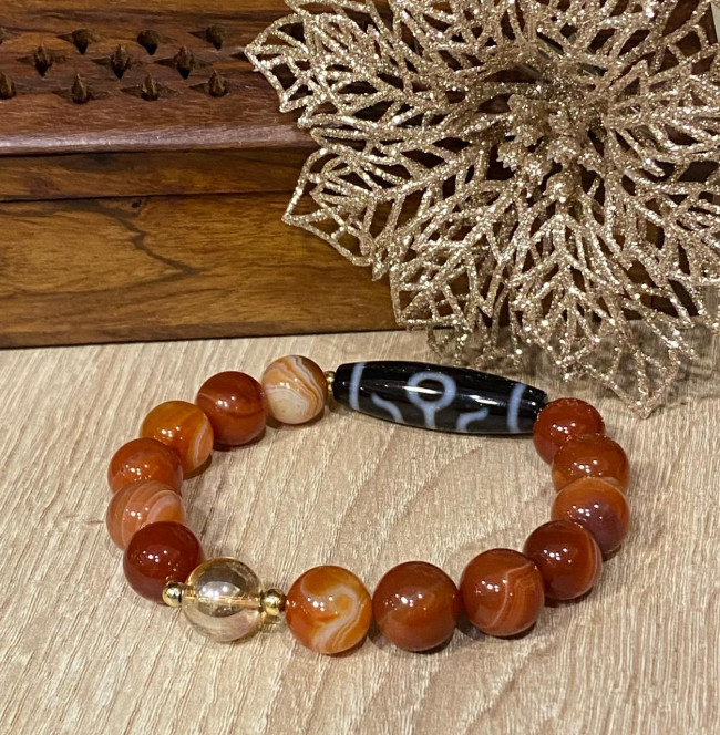 Бусина Дзи " Аристократ" в браслете из агата и цитрина