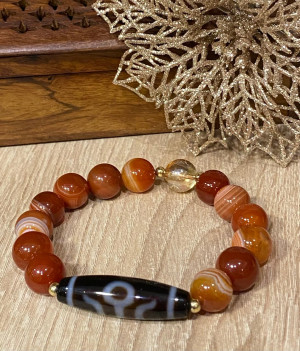 Бусина Дзи " Аристократ" в браслете из агата и цитрина