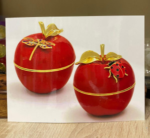 Ламинированная карточка «Пара яблок со стрекозой и божьей коровкой» защита от 3-ки