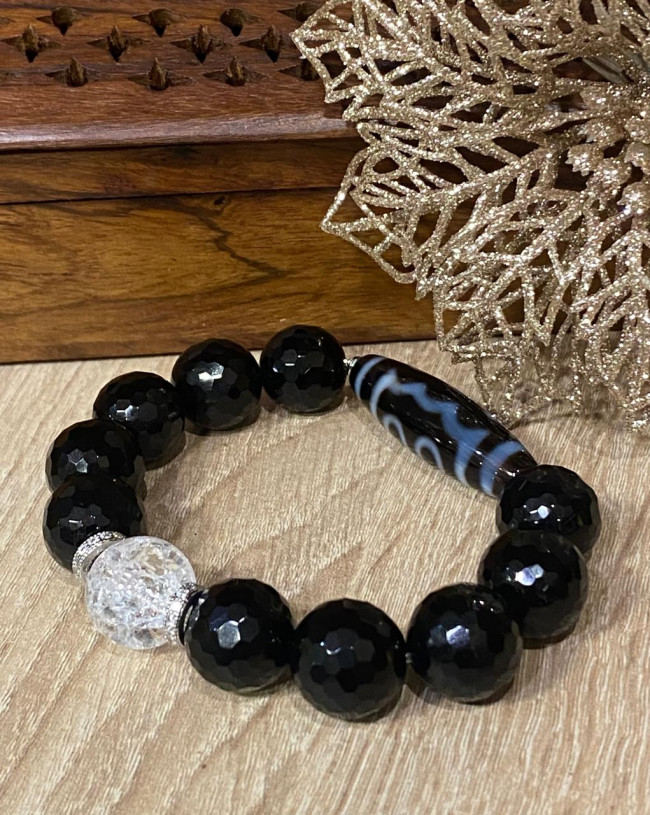 Бусина Дзи 5 глаз в браслете из черного агата и хрусталя