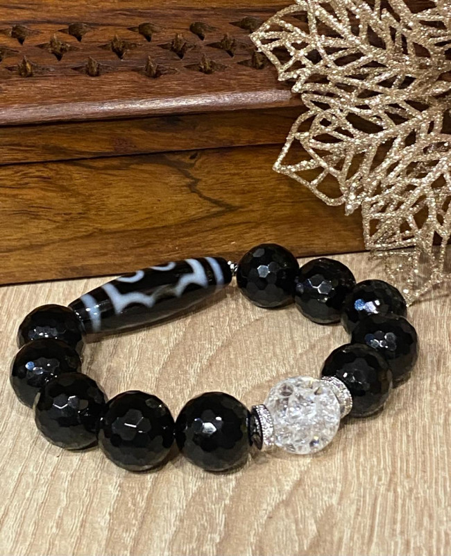 Бусина Дзи 5 глаз в браслете из черного агата и хрусталя