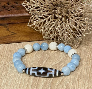Бусина Дзи "Звезда" в браслете из аквамарина и белого агата Бусина Дзи "Звезда" в браслете из аквамарина и белого агата