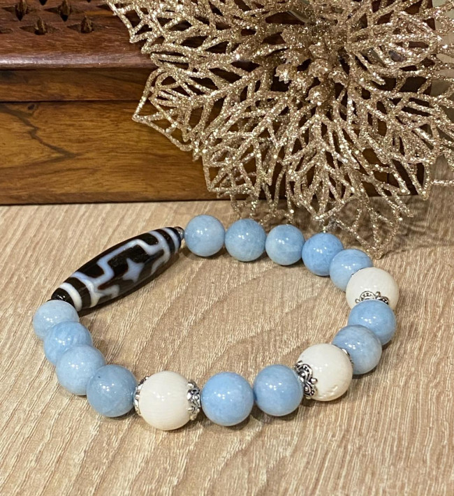 Бусина Дзи "Звезда" в браслете из аквамарина и белого агата Бусина Дзи "Звезда" в браслете из аквамарина и белого агата