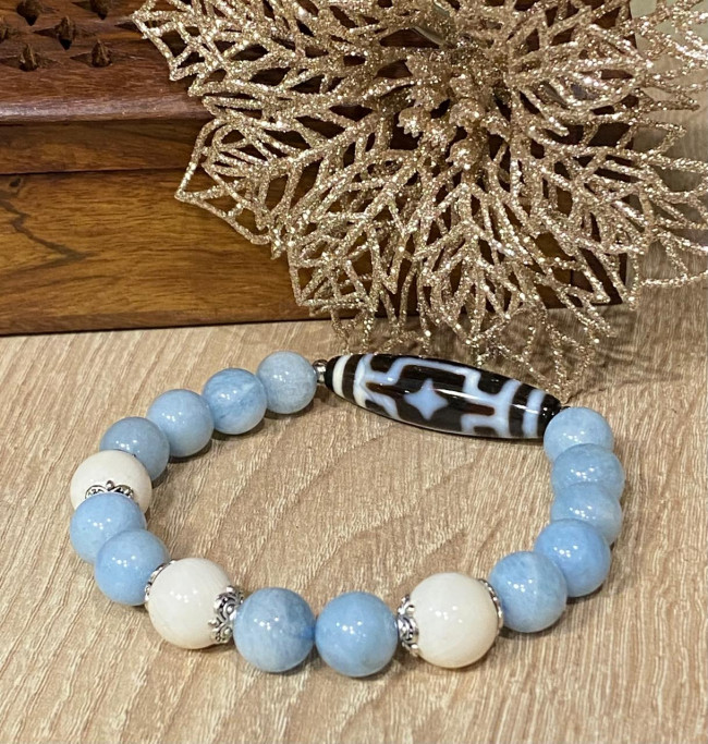 Бусина Дзи "Звезда" в браслете из аквамарина и белого агата Бусина Дзи "Звезда" в браслете из аквамарина и белого агата