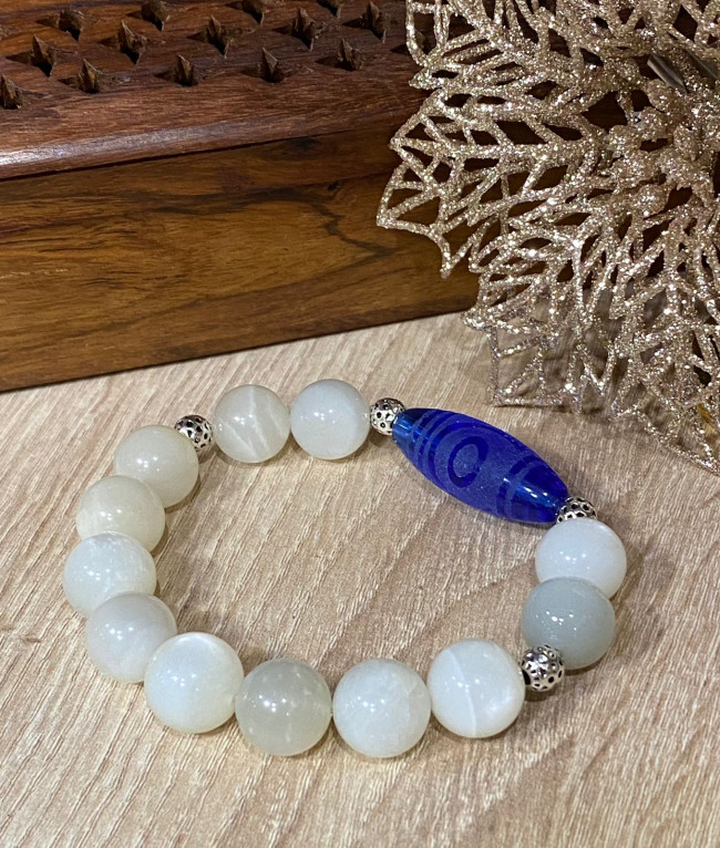 Бусина Дзи "2 глаза" в браслете из лунного камня Бусина Дзи "2 глаза" в браслете из лунного камня