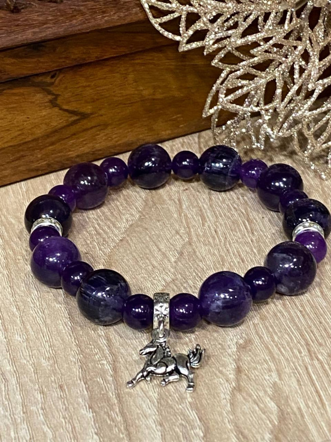 Браслет из аметиста с лошадью символ года 2026