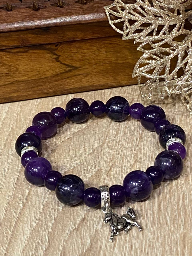 Браслет из аметиста с лошадью символ года 2026