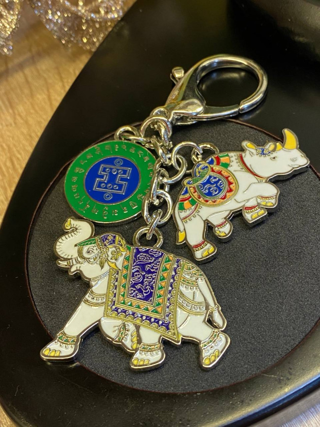 Брелок "Активный амулет в виде носорога и слона" для защиты от краж и мошенничества