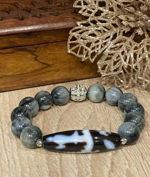 Бусина Дзи " Гуань Инь на Драконе" в браслете из серого агата Бусина Дзи " Гуань Инь на Драконе" в браслете из серого агата