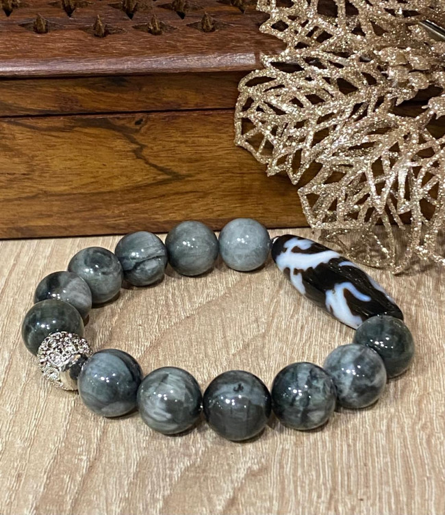 Бусина Дзи " Гуань Инь на Драконе" в браслете из серого агата