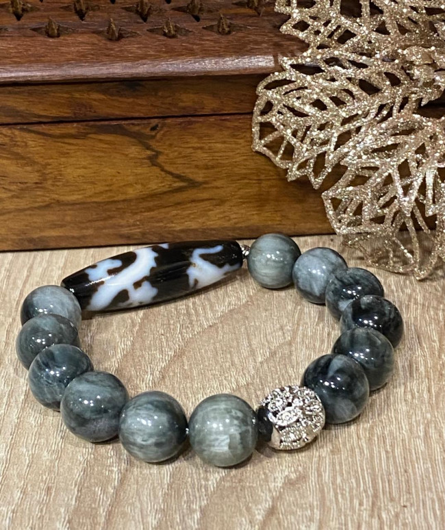 Бусина Дзи " Гуань Инь на Драконе" в браслете из серого агата