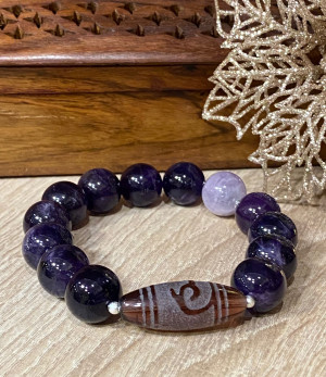 Бусина Дзи "Богиня Тара" в браслете из аметиста Бусина Дзи "Богиня Тара" в браслете из аметиста