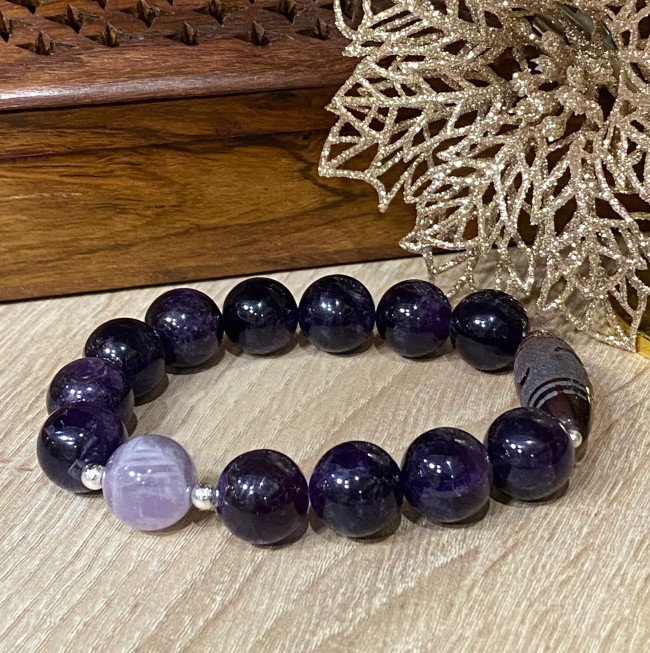 Бусина Дзи "Богиня Тара" в браслете из аметиста