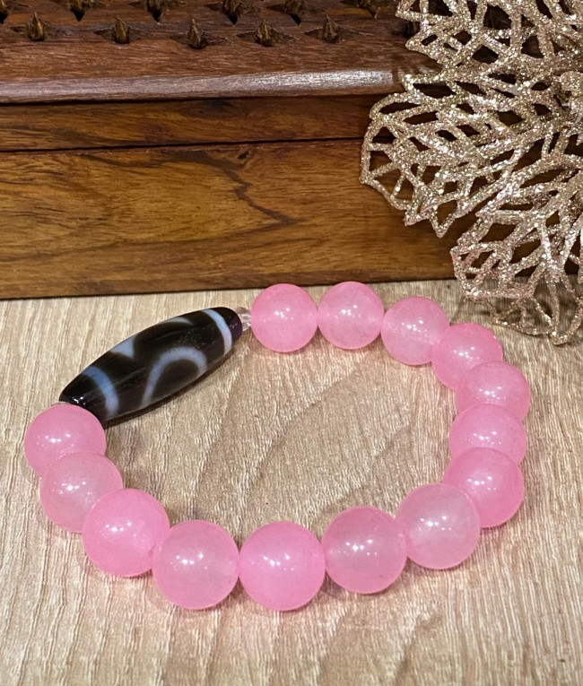 Бусина Дзи "Солнце и Луна" в браслете из розового агата Бусина Дзи "Солнце и Луна" в браслете из розового агата