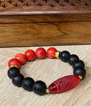 Бусина Дзи "Золотой ключ" в браслете из красного и черного агата с мантрами