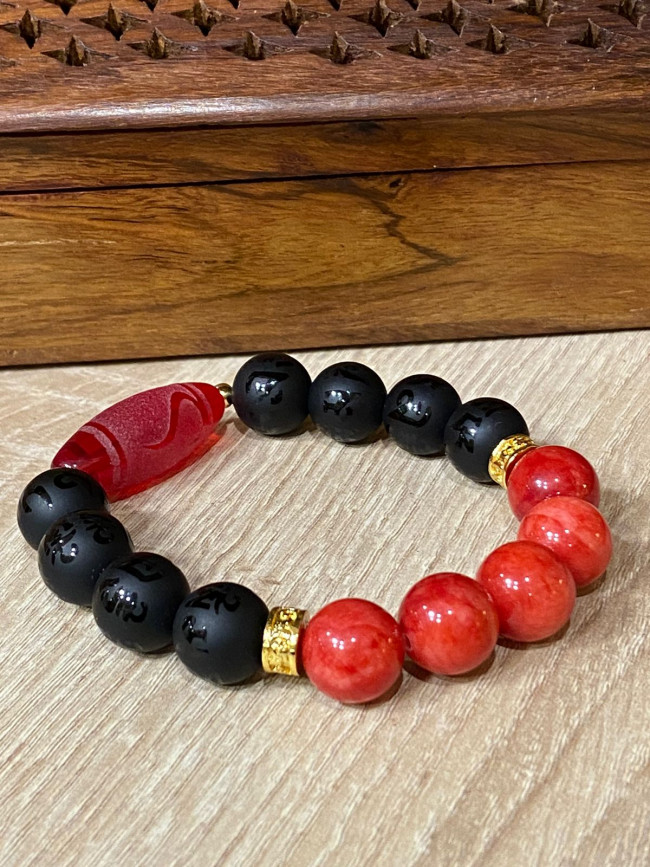 Бусина Дзи "Золотой ключ" в браслете из красного и черного агата с мантрами
