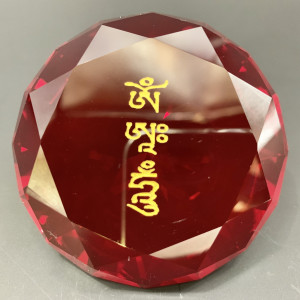 Кристалл с мантрой "Ом Ах Хум"