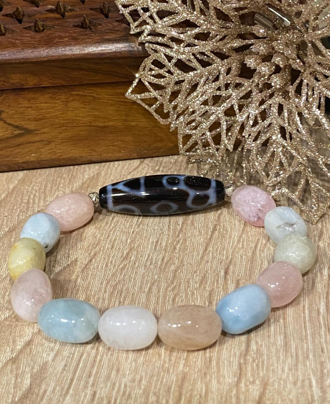 Бусина Дзи "Счастливый Будда" в браслете из берилла