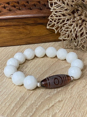 Бусина Дзи 2 глаза в браслете из белого граненого агата