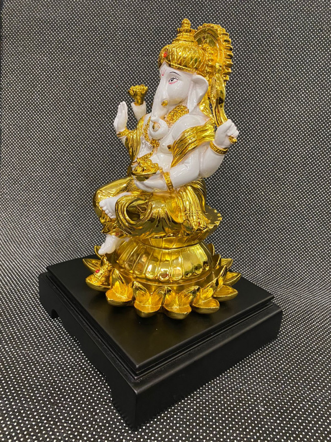 Ганеша золотая на лотосе