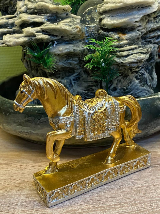 Фигурка фен-шуй "Лошадь на подставке золотая" (12х12см,полистоун)