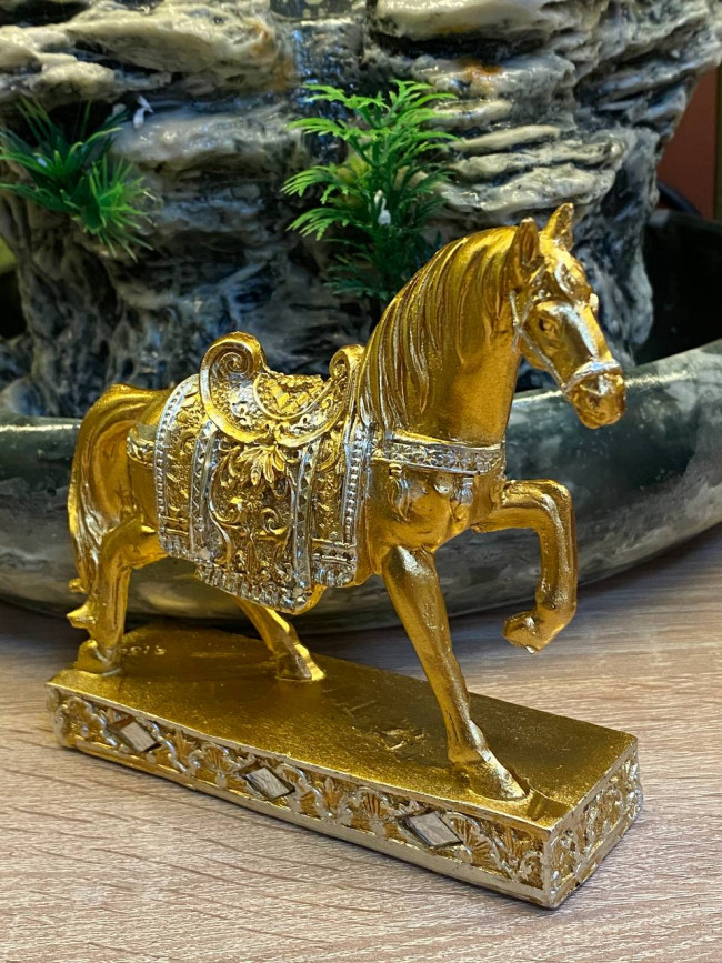 Фигурка фен-шуй "Лошадь на подставке золотая" (12х12см,полистоун)