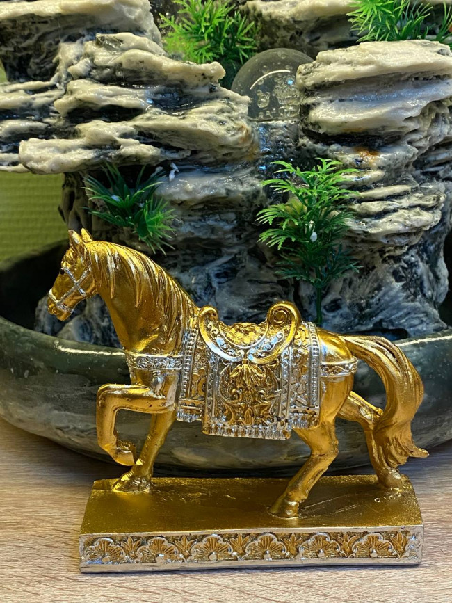 Фигурка фен-шуй "Лошадь на подставке золотая" (12х12см,полистоун)