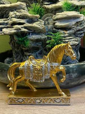 Фигурка фен-шуй "Лошадь на подставке золотая" (12х12см,полистоун) Фигурка фен-шуй "Лошадь на подставке золотая" (12х12см,полистоун)
