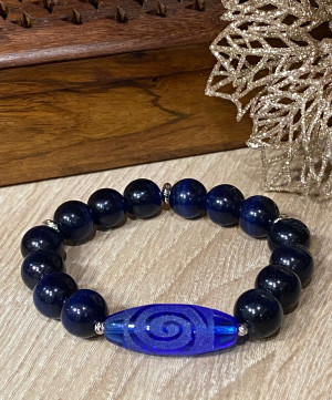 Бусина Дзи "Спираль Вселенной" в браслете из кошачьего глаза