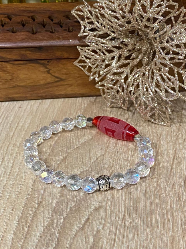 Бусина Дзи "Гаруда" в браслете из мерцающего хрусталя ручной огранки Бусина Дзи "Гаруда" в браслете из мерцающего хрусталя ручной огранки