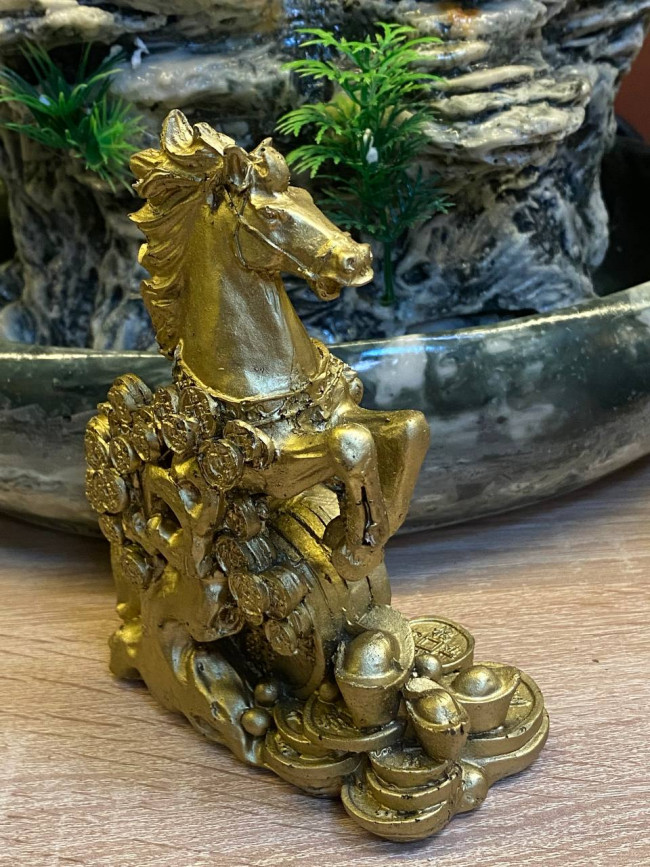 Фигурка фен-шуй "Лошадь на дыбах с монетами" (11х13см,полистоун)