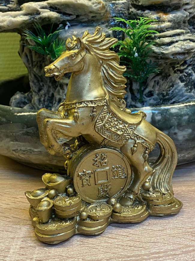 Фигурка фен-шуй "Лошадь на дыбах с монетами" (11х13см,полистоун)