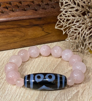 Бусина Дзи 3 глаза в браслете из розового кварца