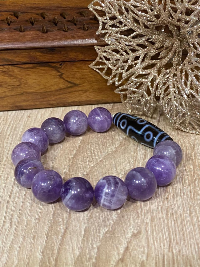 Бусина Дзи 9 глаз в браслете из аметиста Бусина Дзи 9 глаз в браслете из аметиста