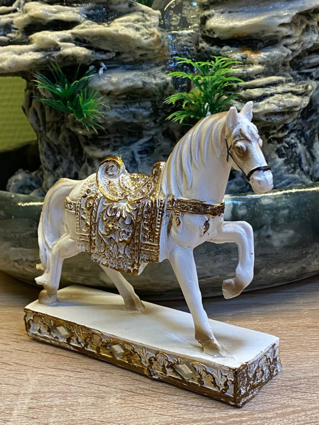 Фигурка фен-шуй "Лошадь белая на подставке"(12х12см,полистоун) Фигурка фен-шуй "Лошадь белая на подставке"(12х12см,полистоун)