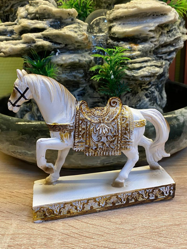 Фигурка фен-шуй "Лошадь белая на подставке"(12х12см,полистоун) Фигурка фен-шуй "Лошадь белая на подставке"(12х12см,полистоун)