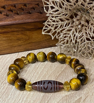 Бусина Дзи "Денежный крючок" в браслете из тигрового глаза и цитрина Бусина Дзи "Денежный крючок" в браслете из тигрового глаза и цитрина