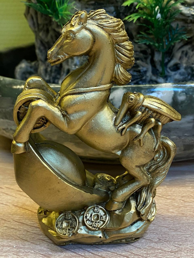 Фигурка фен-шуй "Лошадь с цикадой на золотом слитке"(7х12см,полистоун)