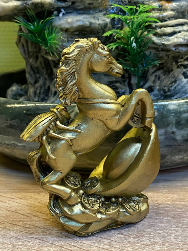 Фигурка фен-шуй "Лошадь с цикадой на золотом слитке"(7х12см,полистоун)