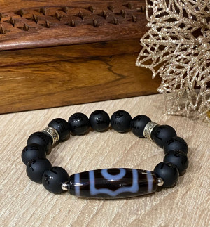 Бусина Дзи 3 глаза в браслете из чёрного агата с мантрами