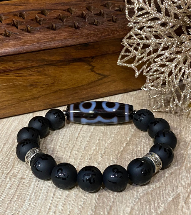 Бусина Дзи 3 глаза в браслете из чёрного агата с мантрами