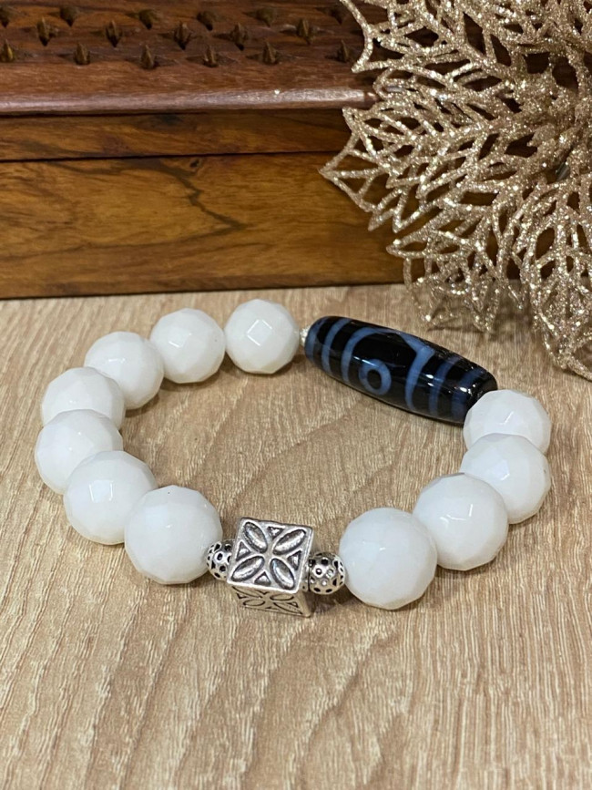 Бусина Дзи 3 глаза в браслете из белого агата